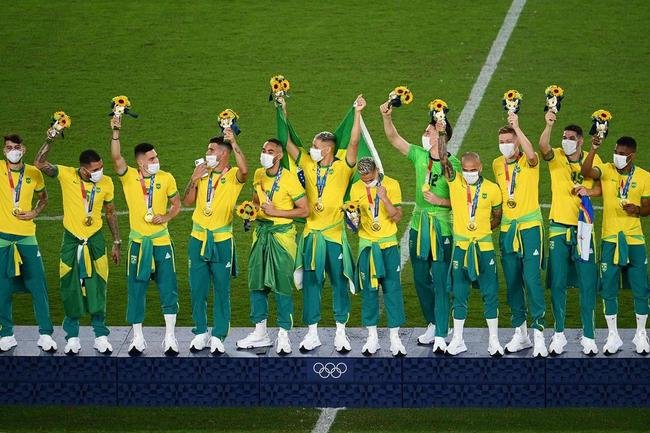 Jogadores da Sele��o Brasileira recebem a medalha de ouro pela conquista ol�mpica no futebol