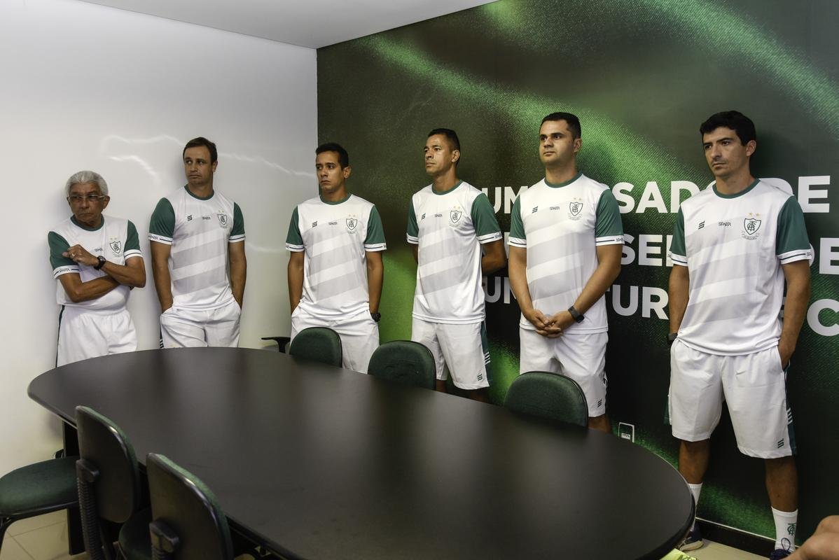 O Amrica se reapresentou nesta quinta-feira para a prxima temporada. Alm de j contar com os reforos, o Coelho mostrou o novo uniforme de treino, da Sparta, marca-prpria do clube