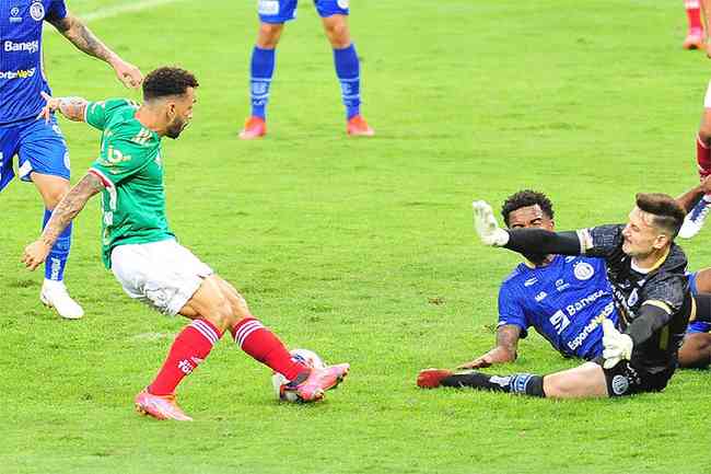 Wellington Nem sofreu o pnalti ao ser derrubado pelo goleiro Michael