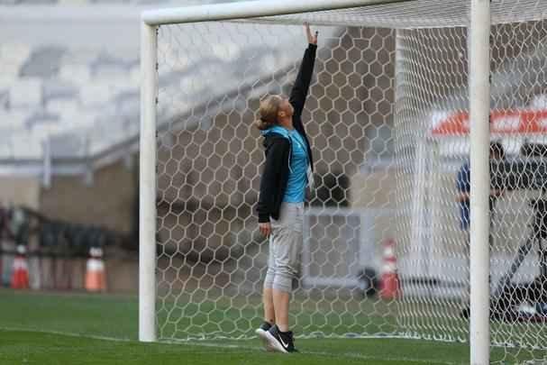 Jogadoras de futebol da Nova Zelndia brincaram e tiraram muitas fotos no Gigante da Pampulha