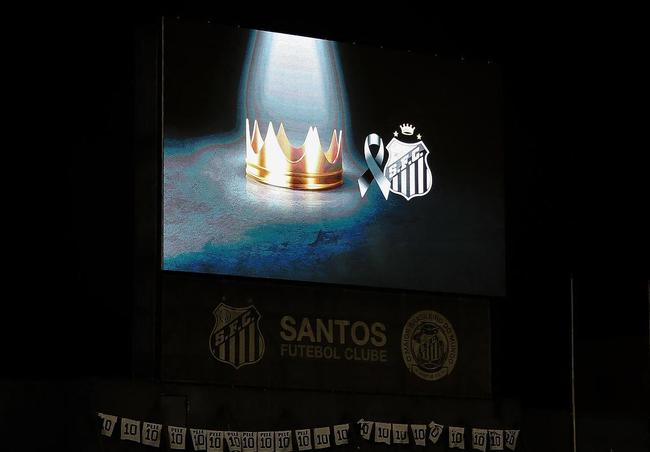 Os últimos momentos do velório de Pelé, na Vila Belmiro, estádio do Santos.