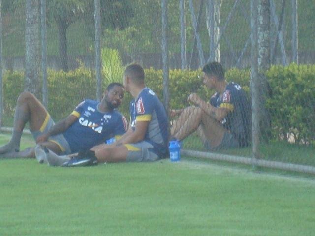 Thiago Neves acompanha treino do Cruzeiro na companhia de zagueiro Ded e de atacante Judivan