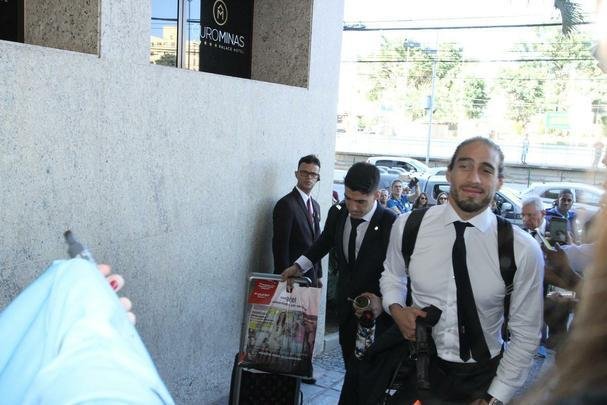 Repleta de estrelas, Seleo Uruguaia chegou a Belo Horizonte no comeo da tarde para a disputa da Copa Amrica. Cavani e Surez, as principais estrelas, mostraram muita simpatia. O meia De Arrascaeta, ex-Cruzeiro, atendeu a um f, mas passou pela imprensa sem dar entrevistas