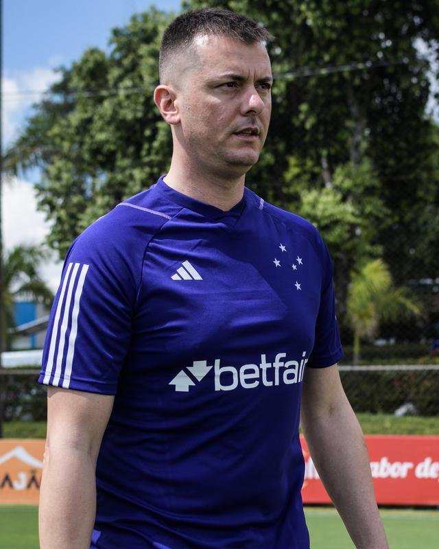 Fotos do primeiro treino do tcnico portugus Pepa no Cruzeiro