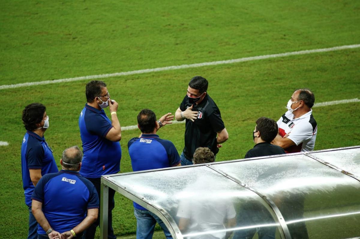 A semana teve polêmica quanto ao local da partida, mas o jogo acabou mantido para acontecer na Arena de Pernambuco. Delegações chegaram ao estádio cumprindo as medidas de segurança sanitária contra a Covid-19. Tricolor fez campanha de marketing com bonecos representando a torcida.