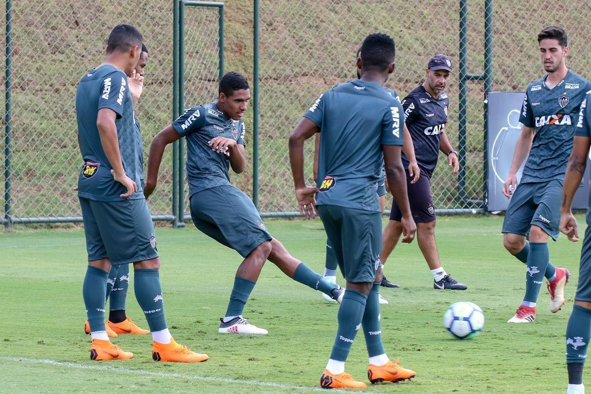 Jogadores e comisso tcnica do Atltico utilizaram novo uniforme pela primeira vez