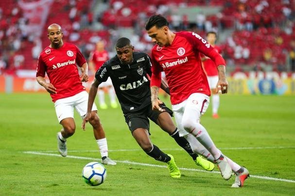 Galo derrotou Internacional no Beira-Rio com gols de Cazares e Terans; D'Alessandro descontou de pênalti
