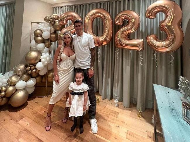 O lateral-esquerdo portugu�s Jo�o Cancelo, do Manchester City, com a fam�lia