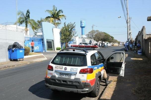 Integrantes da Mfia Azul protestaram na tarde desta tera, na porta da Toca II