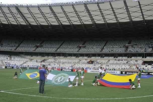 O Mineiro foi palco de homenagens s vtimas da tragdia com o avio da delegao da Chapecoense antes e durante Cruzeiro x Corinthians