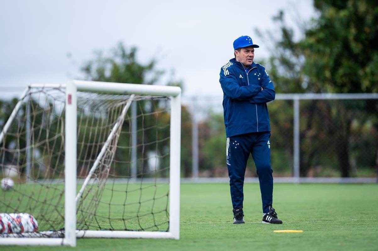 Jogadores do Cruzeiro treinaram na manh deste domingo na Toca da Raposa II