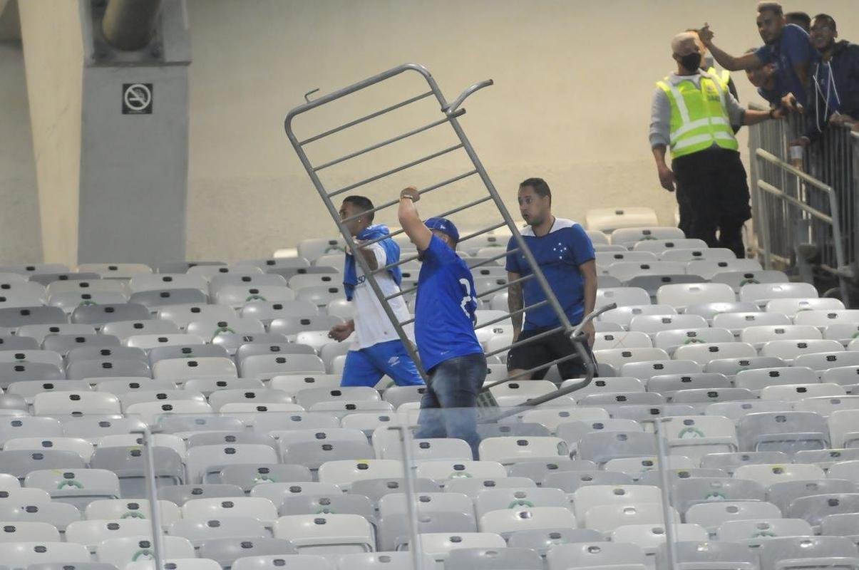 Briga entre torcedores do Cruzeiro e do Fluminense, no Mineiro, antes de jogo pelas oitavas de final da Copa do Brasil. Atrito foi na divisria, no anel superior do estdio