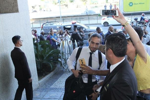 Repleta de estrelas, Seleo Uruguaia chegou a Belo Horizonte no comeo da tarde para a disputa da Copa Amrica. Cavani e Surez, as principais estrelas, mostraram muita simpatia. O meia De Arrascaeta, ex-Cruzeiro, atendeu a um f, mas passou pela imprensa sem dar entrevistas