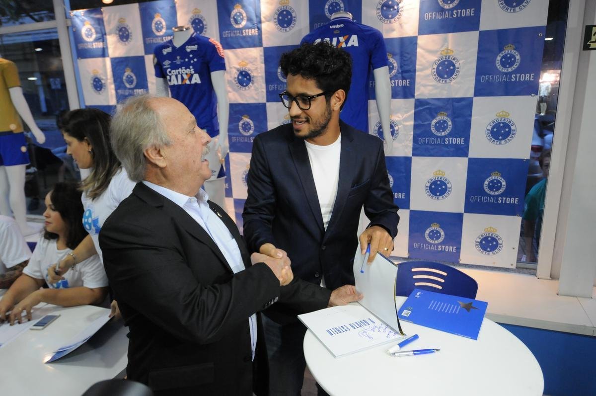 Zagueiro Leo lanou no Barro Preto o livro A Quinta Estrela, sobre o penta da Copa do Brasil. Presidente eleito, Wagner Pires de S prestigiou evento