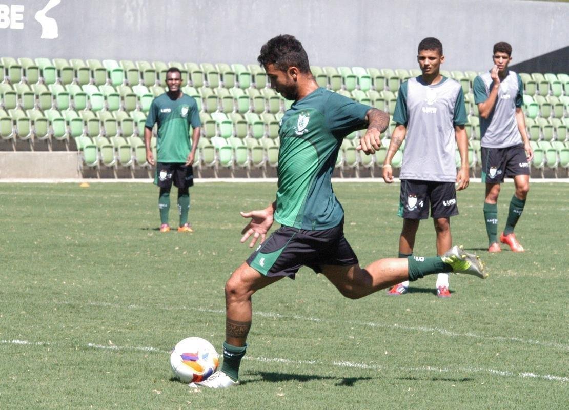 Pedrinho (meia) - contratado por emprstimo ao So Paulo em janeiro de 2015, fez sete partidas no ano, todas pelo Campeonato Mineiro. No permaneceu para a disputa da Srie B.