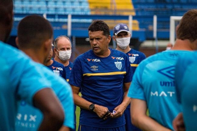 Ava: 4 jogos, 2 vitrias e 2 derrotas. S atuou pelo Campeonato Catarinense. 
