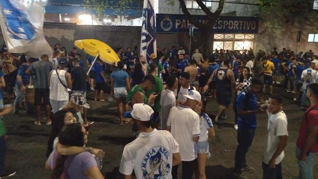 Fotos da Reunio Extraordinria para votao da venda da SAF a Ronaldo. Fenmeno compareceu ao Parque Esportivo do Barro Preto e foi muito assediado por conselheiros do clube