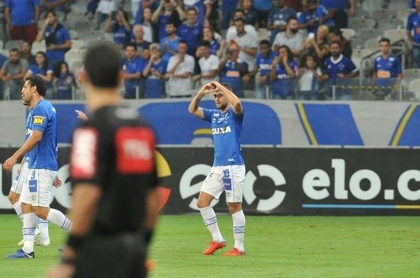 Cruzeiro venceu com facilidade o time paranaense na noite deste sbado