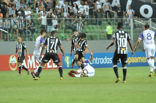 Lances do primeiro tempo do duelo entre Atltico e Defensor, pela terceira fase da Copa Libertadores