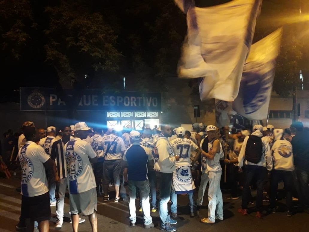 Integrantes da torcida Mfia Azul protestaram na noite desta segunda-feira durante a eleio para o Conselho Fiscal do Cruzeiro. Alm de cnticos exigindo transparncia no clube, os torcedores jogaram pipoca na porta da sede social do Barro Preto e se referiram aos conselheiros como 'omissos'. A insatisfao dos cruzeirenses se d pelas suspeitas de crimes cometidos por integrantes da diretoria. Tanto a Polcia Civil quanto o Ministrio Pblico apuram as possveis irregularidades em transaes de jogadores, contratos de prestao de servio e aumentos substanciais de salrios.