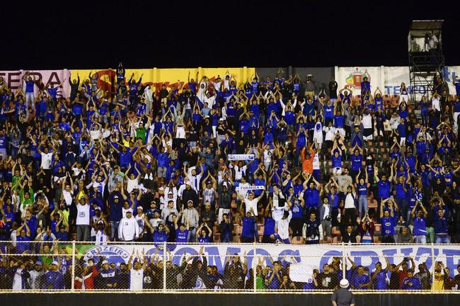 Torcida do Cruzeiro invadiu Itu e fez a festa no Novelli Jnior mesmo com o empate por 1 a 1 diante do Ituano. No fim, celestes fizeram a tradicional saudao viking ao time
