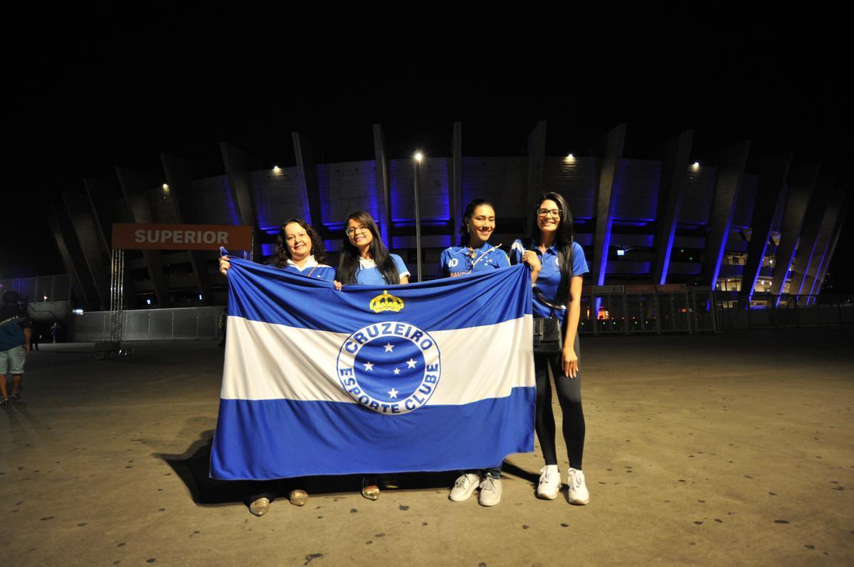 Com lanamento de uniforme e aes voltadas para o Dia Internacional da Mulher, Cruzeiro movimentou esplanada do Mineiro antes de jogo contra a URT (crdito: Juarez Rodrigues/EM D.A Press)