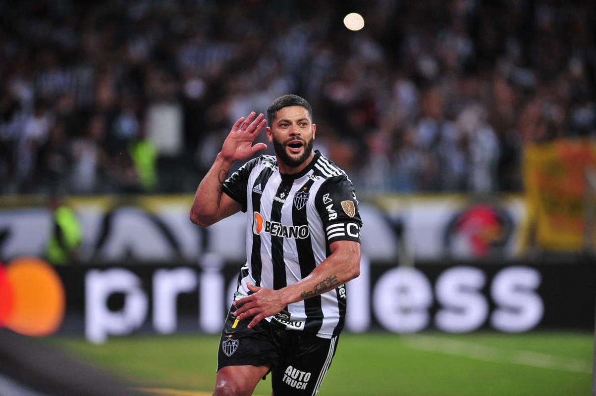 Fotos do gol de Hulk, que deu a vitria ao Galo sobre o Emelec e a classificao s quartas de final da Libertadores