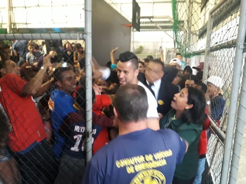 Goleiro Fbio e dirigentes do Cruzeiro prestigiam lanamento de projeto beneficente para crianas do Aglomerado da Serra, em Belo Horizonte (Matheus Muratori/Superesportes)