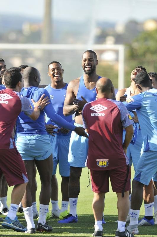 Treino do Cruzeiro nesta segunda marcou o batismo do colombiano Luis Orejuela, reforo para 2019