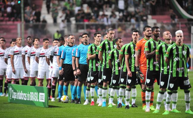 Jogadores de So Paulo (esq) e Amrica (dir) perfilados antes da partida vlida pela Copa do Brasil comear