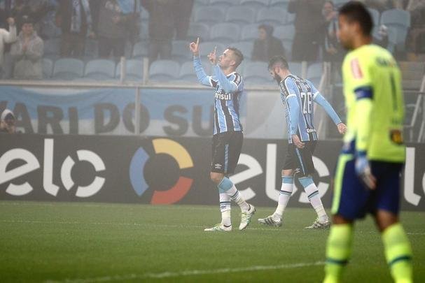 Sob forte neblina em Porto Alegre, Cruzeiro  batido pelo Grmio e vai para lanterna do Brasileiro