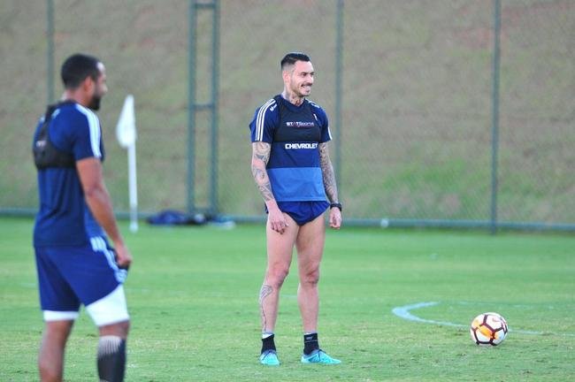 Elenco da Universidad de Chile treinou nesta tera-feira  tarde na Cidade do Galo, em Vespasiano. Time chileno se prepara para enfrentar o Cruzeiro na quinta, s 19h15, no Mineiro, pela Copa Libertadores. Tcnico Angel Guillermo Hoyos ter retornos do zagueiro Jara e do lateral-esquerdo Beausejour