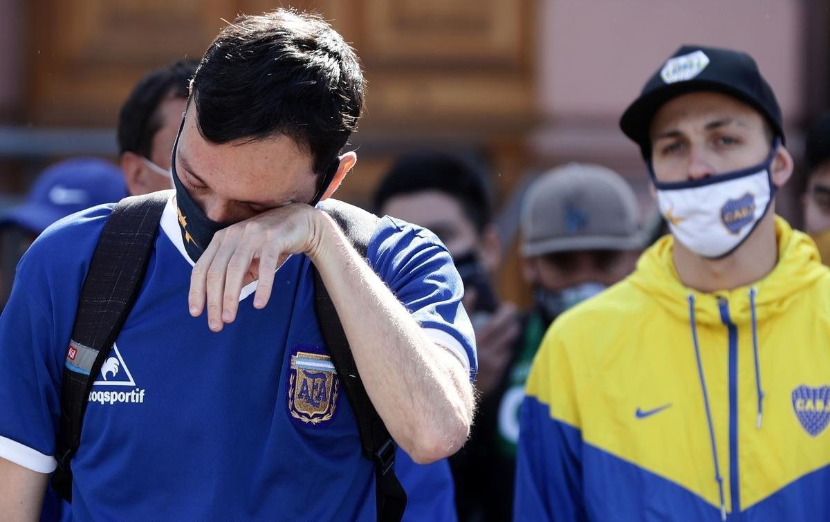 Velrio de Diego Armando Maradona na Casa Rosada, sede do governo argentino, em Buenos Aires. Ao longo desta quinta-feira (26/11), despedida dos fs rendeu imagens marcantes: choro, homenagens e at rivais se consolando pela partida do dolo. Maradona morreu aos 60 anos aps uma parada cardiorrespiratria.