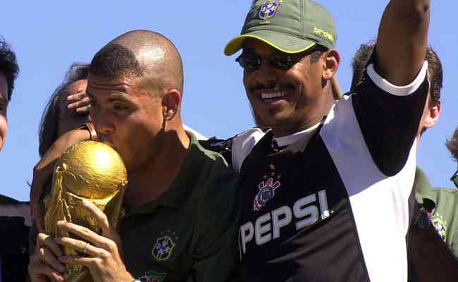 Ronaldo e Vampeta na chegada ao Brasil aps a conquista da Copa de 2002