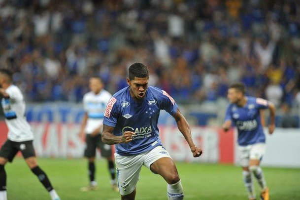 Raniel e De Arrascaeta marcaram os gols da vitria cruzeirense no Mineiro