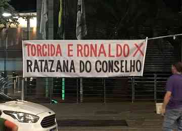 Cartazes a favor da venda da SAF celeste para Ronaldo foram colocados na porta do Parque Esportivo do Barro Preto, em BH