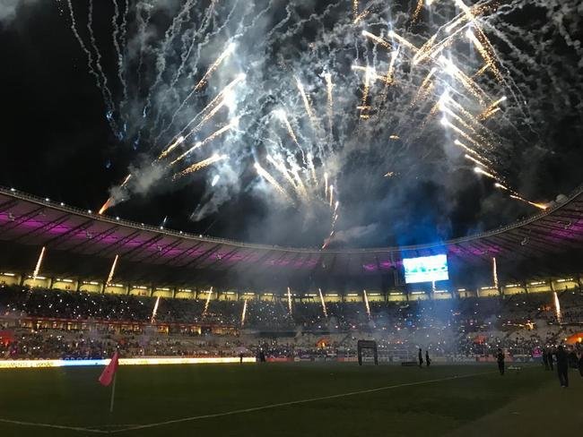 Mineiro teve show de luzes e iluminao especial antes do jogo entre Cruzeiro e Ituano pela Srie B do Campeonato Brasileiro. Estdio aderiu  campanha Outubro Rosa, de conscientizao da sociedade para a preveno do cncer de mama. Houve ainda espetculo com fogos e aes de patrocinadores do clube na esplanada para o torcedor, que festejou com o time o ttulo da Srie B do Brasileiro
