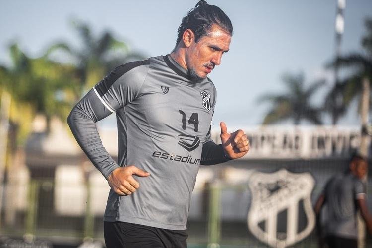 O Ceará está em 11º, com 29 pontos em 23 jogos, e tem 0,036% de chances de título.