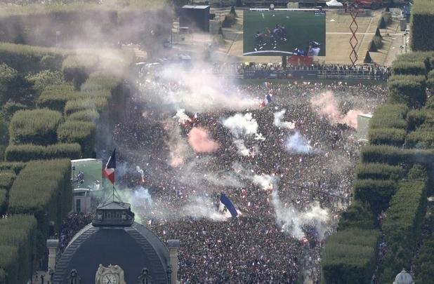 Torcedores franceses tomaram principais pontos turísticos e avenidas de Paris para celebrar o bi mundial