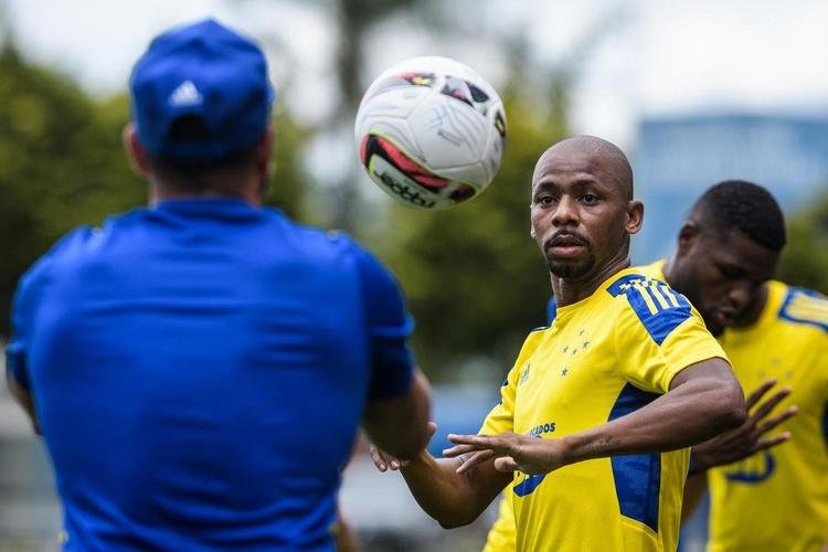 O atacante Waguininho, ex-Coritiba, vai defender o Cruzeiro em 2022. O jogador de 31 anos é o primeiro reforço da 'era Ronaldo'.