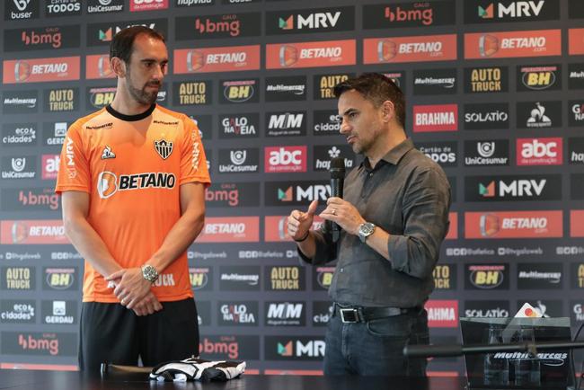 Nesta sexta-feira (21), o experiente zagueiro uruguaio Diego Godn, de 35 anos, foi oficialmente apresentado como reforo do Atltico para 2022. Na Cidade do Galo, em Vespasiano, o atleta concedeu entrevista coletiva para jornalistas e projetou mais um ano vitorioso para o clube mineiro.