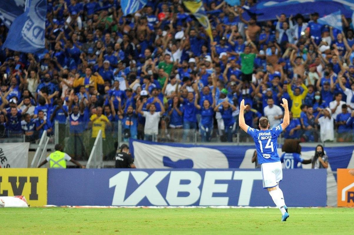 Fotos do gol de falta de Eduardo Brock, do Cruzeiro, sobre o Athletic, no Mineiro, pela semifinal do Campeonato Mineiro
