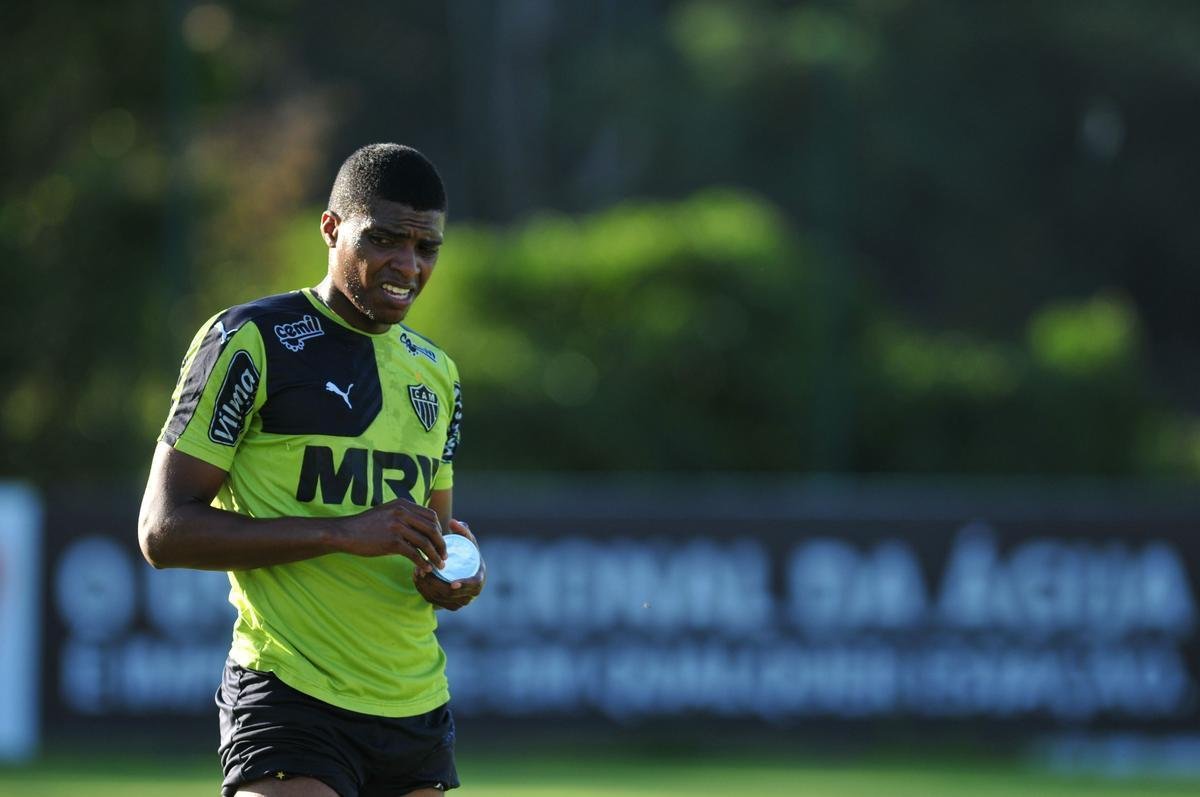 5) Tornar o time mais competitivo: Em 2014, o Atltico de Levir foi campeo da Copa do Brasil e da Recopa Sul-America.  poca, o grupo alvinegro no tinha os mesmos astros da equipe que conquistou a Copa Libertadores no ano anterior, mas contava com jogadores que tiveram desempenho tcnico acima da mdia. Foram os casos do zagueiro Jemerson, dos laterais Douglas Santos e Marcos Rocha, dos volantes Rafael Carioca e Leandro Donizete, dos armadores Guilherme e Dtolo, alm do atacante Diego Tardelli. Todos deixaram o clube. Por outro lado, outros nomes importantes, como Leo Silva, Victor e Luan, seguem na Cidade do Galo. O grupo atual, no entanto,  bem menos experiente e com nvel tcnico inferior. Criar um time que brigue por ttulos ser um dos grandes desafios de Levir no retorno ao clube.