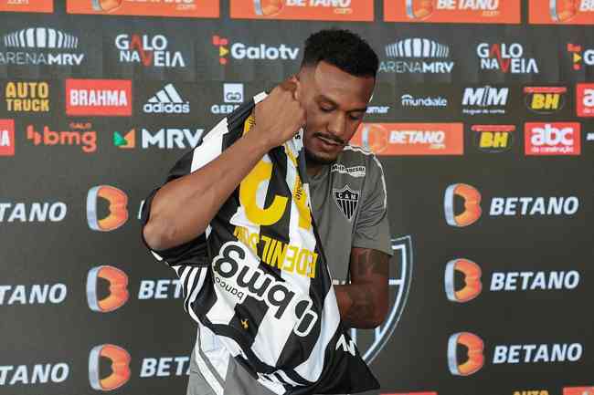 Improvisado na lateral, Edenilson garante dedicação extra no Galo