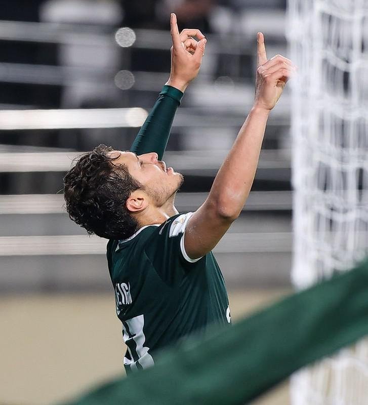O Palmeiras derrotou, nesta tera-feira (8), o Al Ahly, do Egito, por 2 a 1, no Estdio Al Nahyan, e garantiu vaga na do Mundial de Clubes. Em Abu Dhabi, nos Emirados rabes, Raphael Veiga e Dudu deram show, cada um com um gol e uma assistncia.