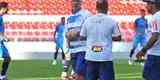 Fotos do treino do Cruzeiro no estdio Libertadores de Amrica, casa do Independiente, em Avellaneda. Time celeste fechou preparao para o jogo contra o Racing, s 21h30 desta tera-feira, no El Cilindro, pela primeira rodada do Grupo 5 da Copa Libertadores (Ramon Lisboa/EM D.A Press)