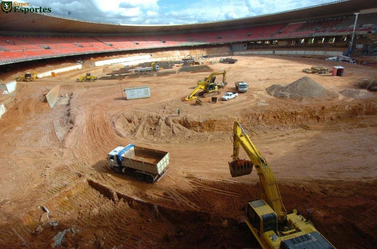 28/04/2011 - Intensificadas obras de demolio internas e rebaixamento do nvel do campo