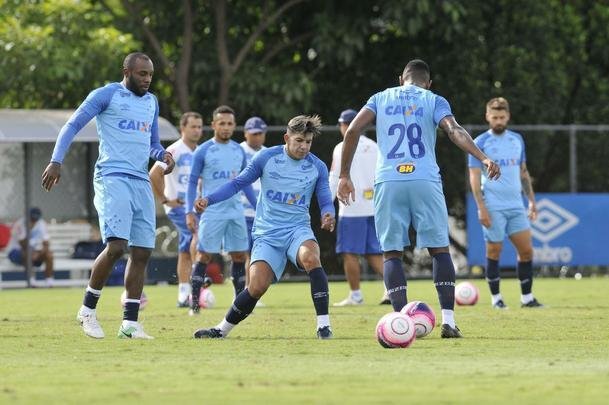 Mano Menezes montou Cruzeiro que deve encarar o Villa Nova no sbado e promoveu trs mudanas em relao ao ltimo jogo: Murilo entrou na vaga de Leo, Egdio no lugar de Marcelo Hermes e Robinho deu lugar a Ariel Cabral