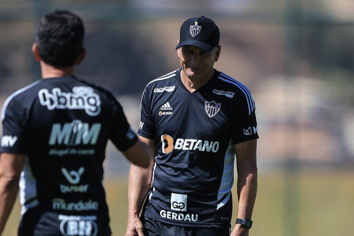 Nesta quinta-feira (28), o Atltico realizou o terceiro treino na Cidade do Galo aps o retorno de Cuca. Durante a atividade, o treinador conversou com o presidente do clube, Srgio Coelho.