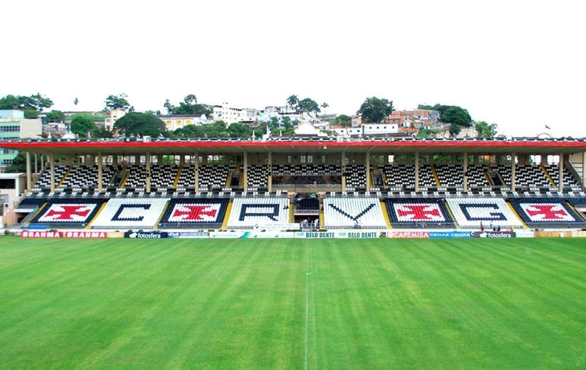 So Janurio, Rio de Janeiro - nada de Maracan. O Vasco confirmou que mandar a partida de volta da segunda fase da Libertadores, contra a Universidad de Concepcin-CHI, em So Janurio. O duelo acontecer s 21h45 do dia 7 de fevereiro (quarta-feira). O jogo de ida ser uma semana antes, em Concepcin, s 21h45. Se eliminar o clube chileno e avanar tambm na terceira fase (pegar Oriente Petrolero-BOL, Universitario-PER ou Jorge Wilstermann-BOL), o Vasco ser do grupo do Cruzeiro. De acordo com a CBF, o estdio de So Janurio comporta 21.880 torcedores.